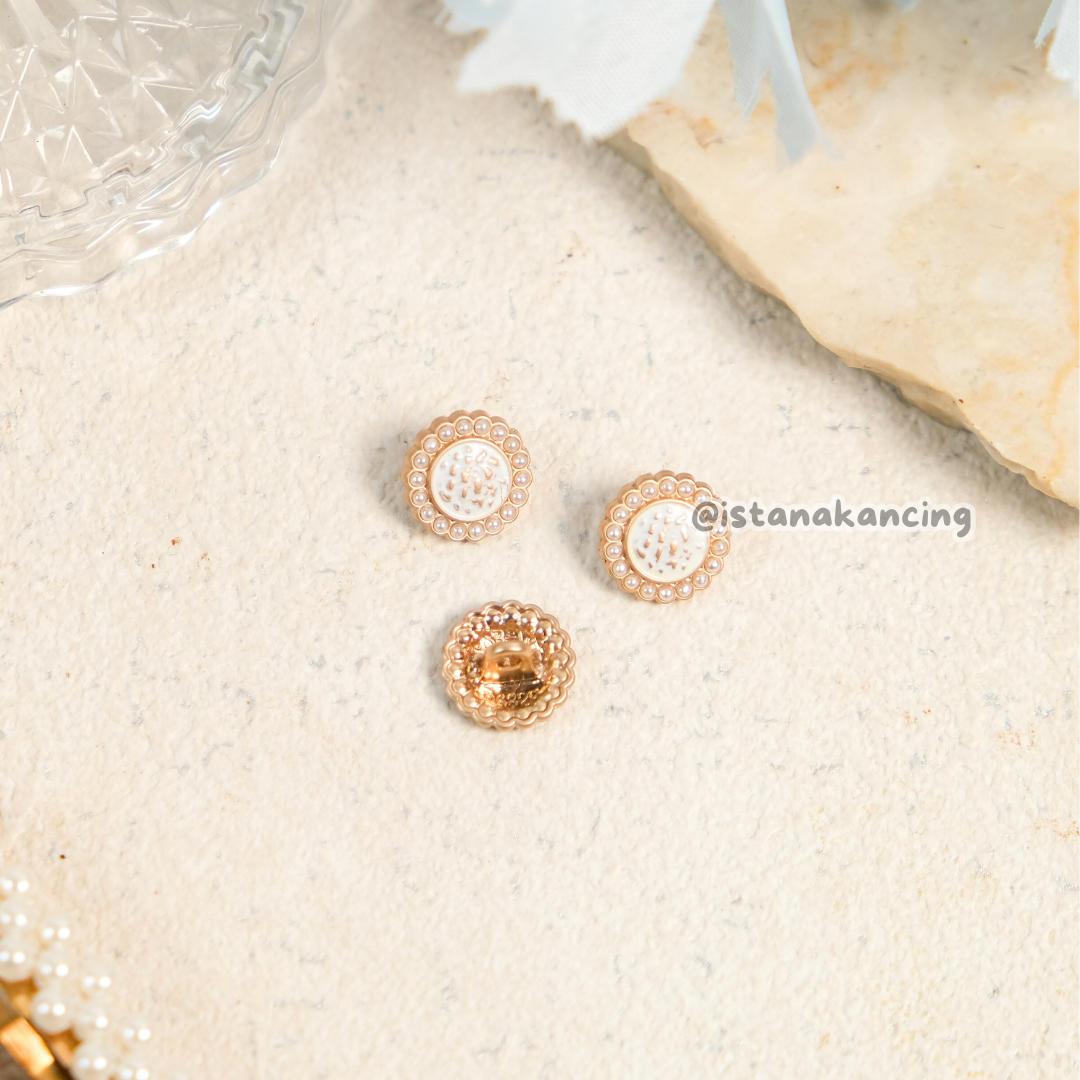 Devina Button