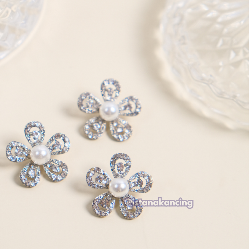 Felicia Flower Pearl Button