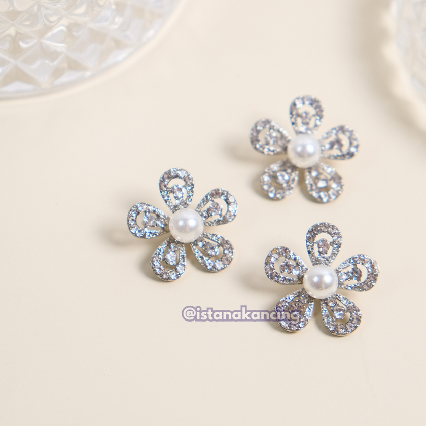 Felicia Flower Pearl Button